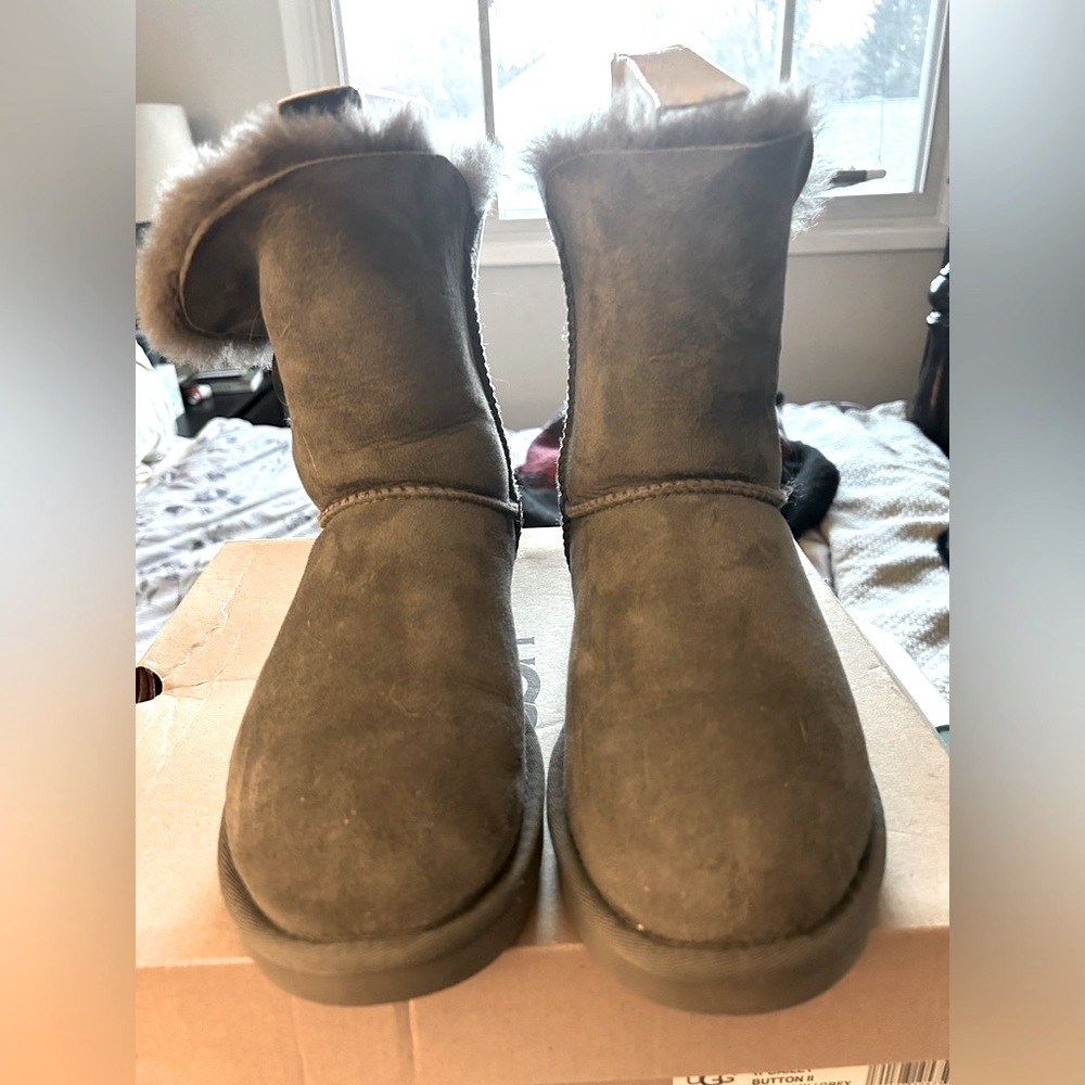 Ugg Bailey Button II, Gray size 8 - Picture 4 of 8